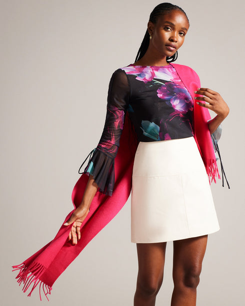 LOTTIEA-Scarves-Perfect for keeping you warm as the weather starts to get chilly, the LOTTIEA scarf is knitted from wool with a fringe trim to bring a little luxury into your daily rotation. Wool scarf Fringe trim Embroidered logo Dimensions: 180cm x 35cm- Ted Baker Romania